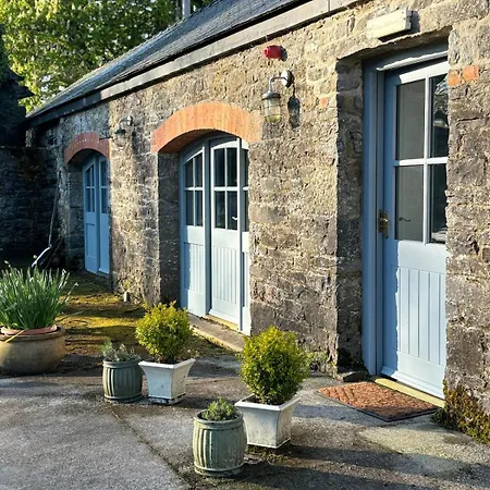 Apartment Historic Stone At Legan Castle With Hot Tub *
